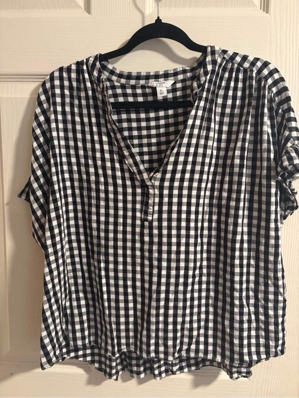 crown & ivy Black and White Gingham V-Neck Short Sleeve Blouse